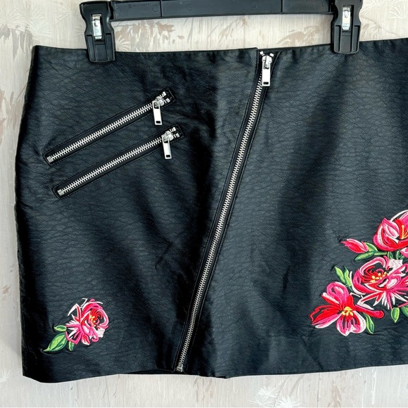 H&M Faux Leather Zipper Mini Skirt w Embroidered Flowers 12 - Picture 4 of 13